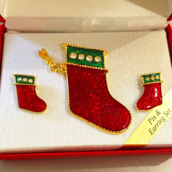 Holiday Christmas Stocking Red Green Enamel Pin & Pierced Earrings Set - NIB - Picture 1 of 7
